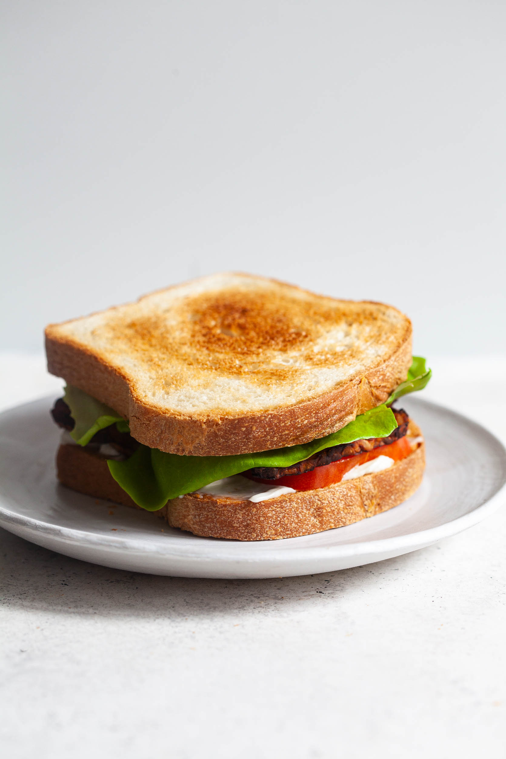 https://www.thefullhelping.com/wp-content/uploads/2020/04/Classic-vegan-white-sandwich-bread-1.jpg